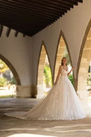 Mia Bella 8294 i Ball Gown snit fra Monica Loretti