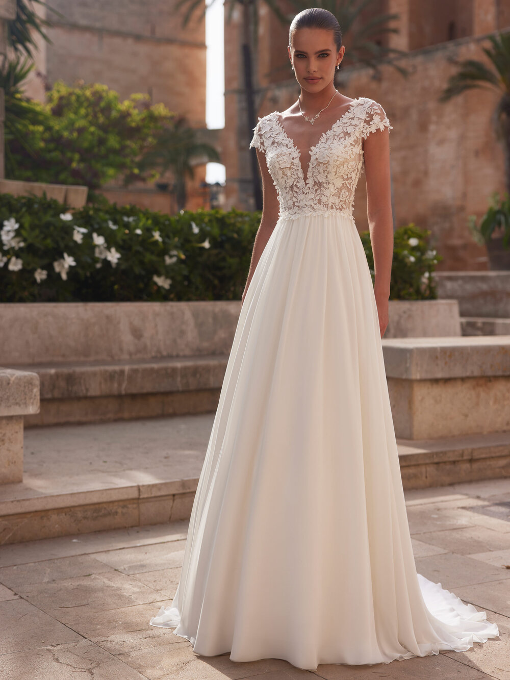 Olena i A-Line snit fra Bianco Evento