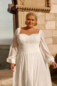 Brudekjolen 8280 i Curvey A-Line snit fra Monica Loretti - Image 4