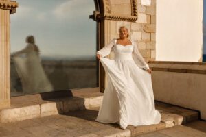 Brudekjolen 8280 i Curvey A-Line snit fra Monica Loretti - Image 3