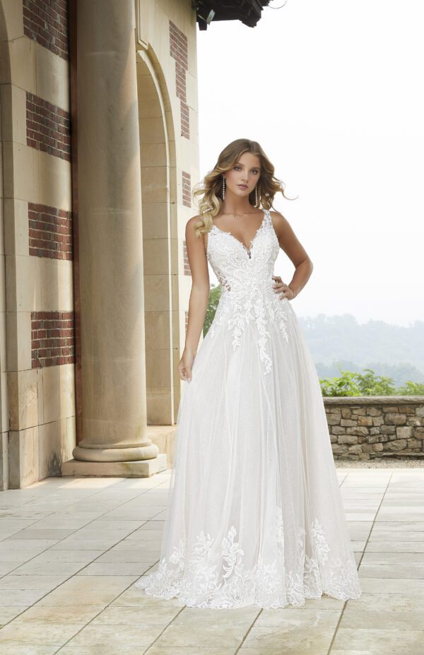 Brudekjolen 2404 i A-Line snit fra Mori Lee