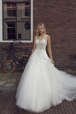 Krissy i Ball Gown snit fra Modeca