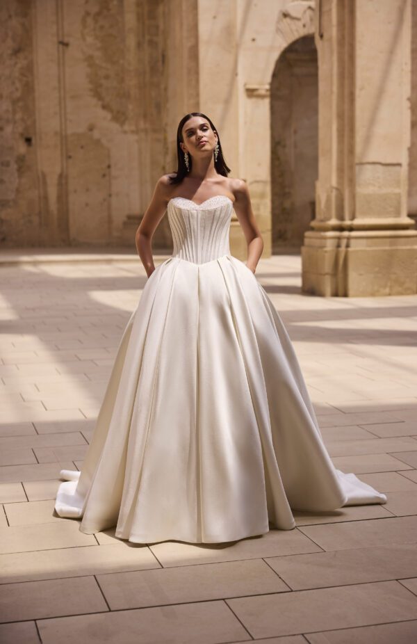Brudekjolen 63023 i Ball Gown snit fra Veni Infantino