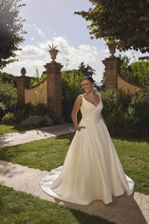 Janneke i Ball Gown snit fra Modeca