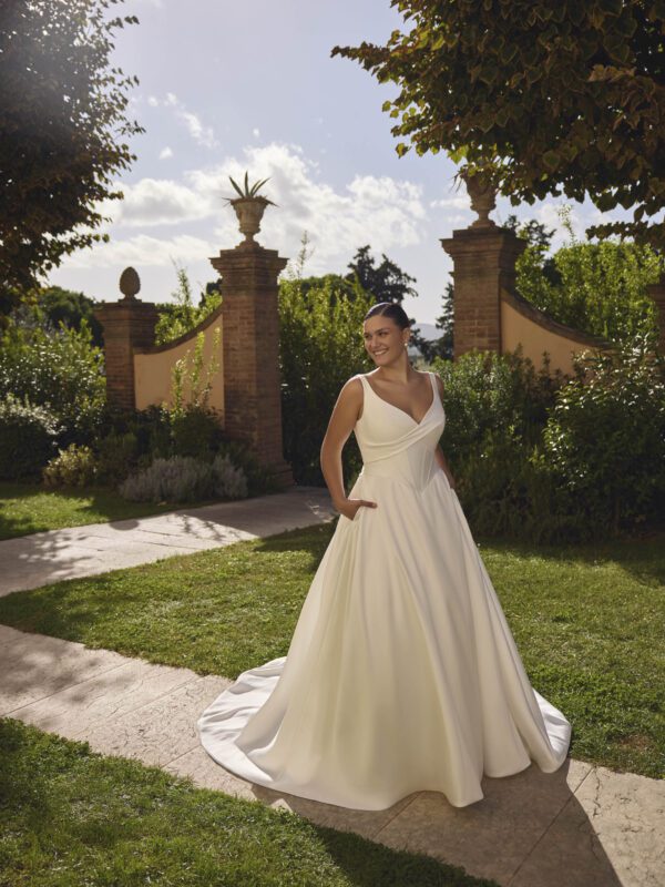 Brudekjolen Janneke i Ball Gown snit fra Modeca