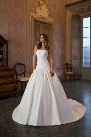 Narissa i A-Line snit fra Herve Paris