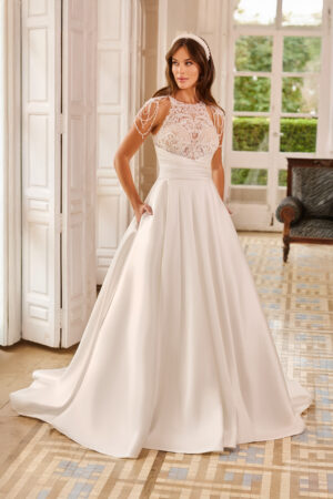 8372 i Fit & Flare og Ball Gown snit fra Monica Loretti
