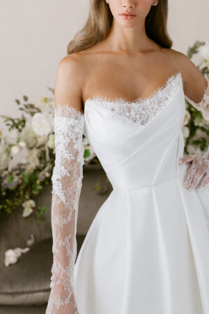 1055025 Chantilly blonde handsker fra Mori Lee
