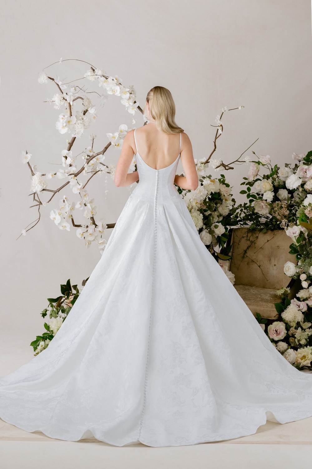 Lili Ball Gown brudekjole set bagfra med dyb ryg, knapper og slæb