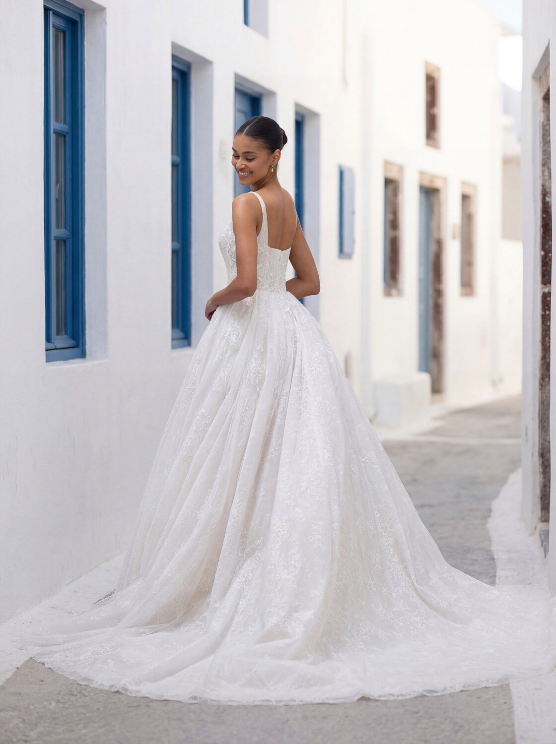 Talis Ball Gown brudekjole set bagfra med fyldig blondeskørt og slæb