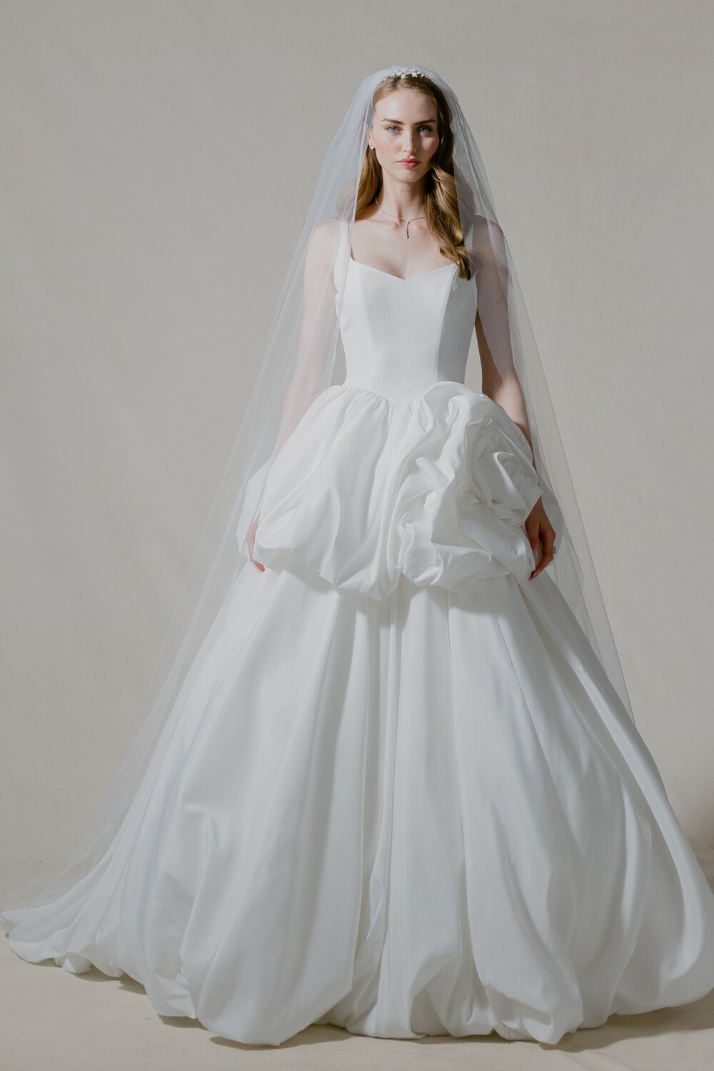 Croix Ball Gown brudekjole fra Mori Lee set forfra i hel figur