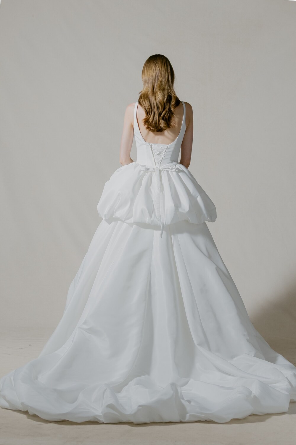 Croix Ball Gown brudekjole set bagfra med korsetlukning og langt skørt