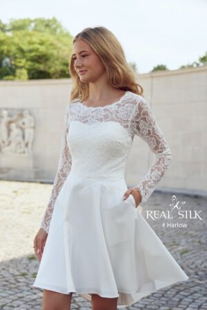 Harlow konfirmationskjole fra Real Silk, front og detaljer