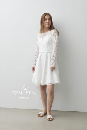Hillary konfirmationskjole fra Real Silk med lange blondeærmer og perlebånd