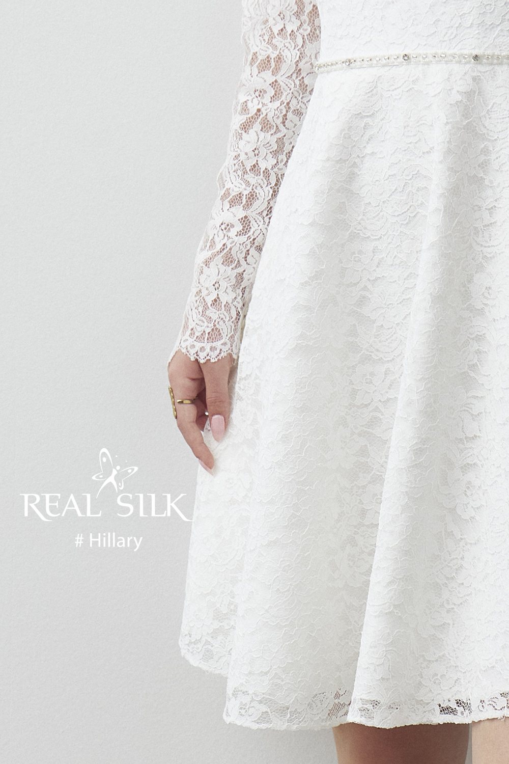 Hillary konfirmationskjole fra Real Silk med lange blondeærmer og perlebånd