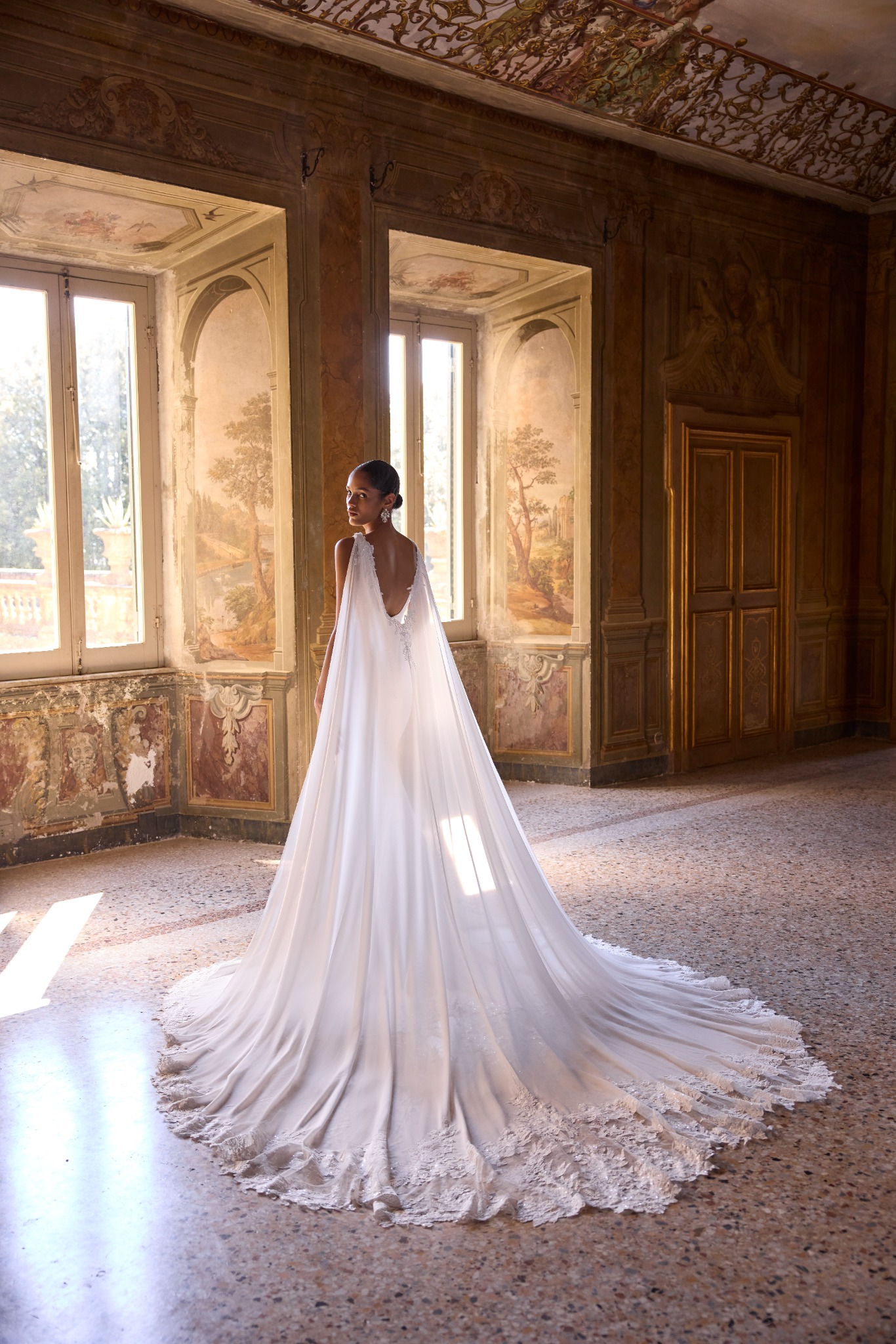 63261 brudekjole fra Mori Lee med elegant kappe og langt slæb