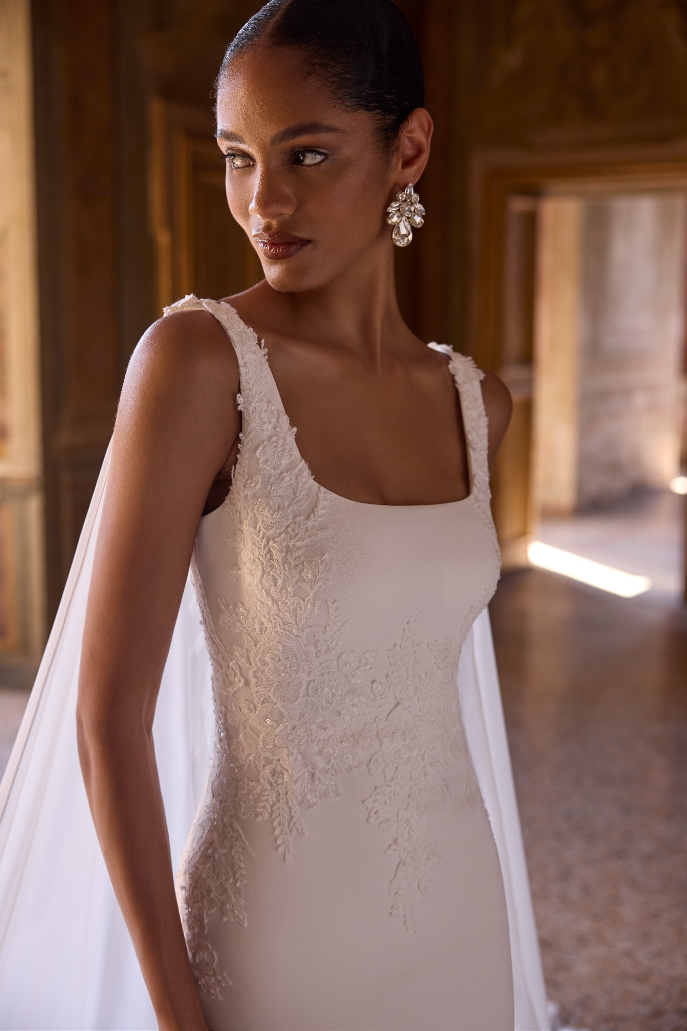 63261 brudekjole fra Mori Lee med brede stropper og blondeapplikationer