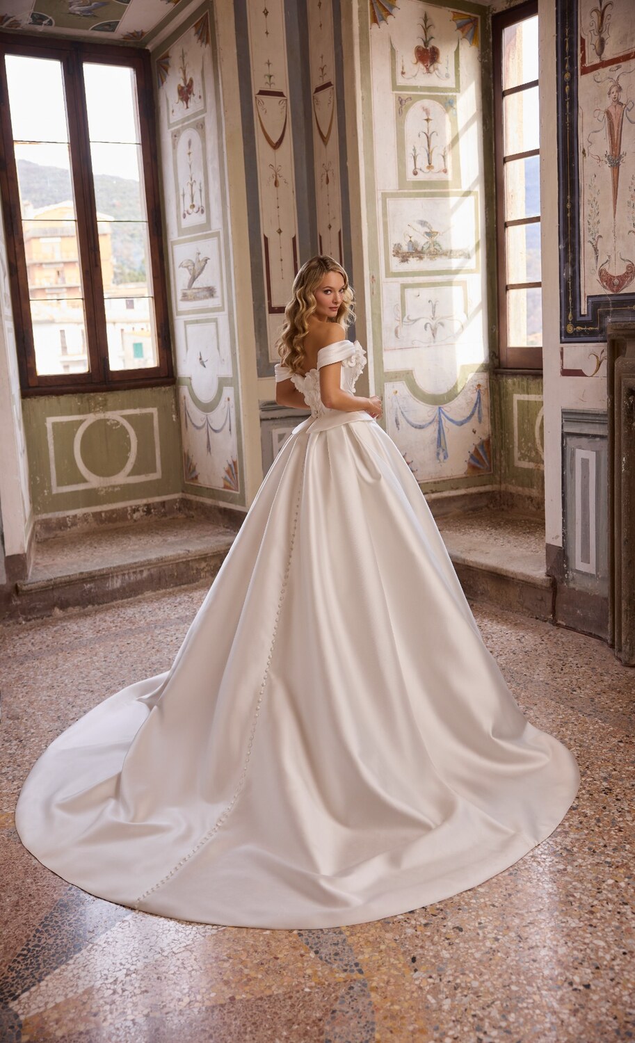 Veni Infantino 63306 Abriana Ball Gown brudekjole set bagfra med langt slæb