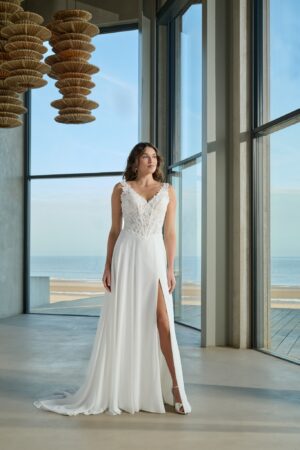 Fabi brudekjole fra Azure i Ball Gown snit set forfra