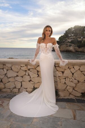 Fay brudekjole fra Azure i Ball Gown snit set forfra