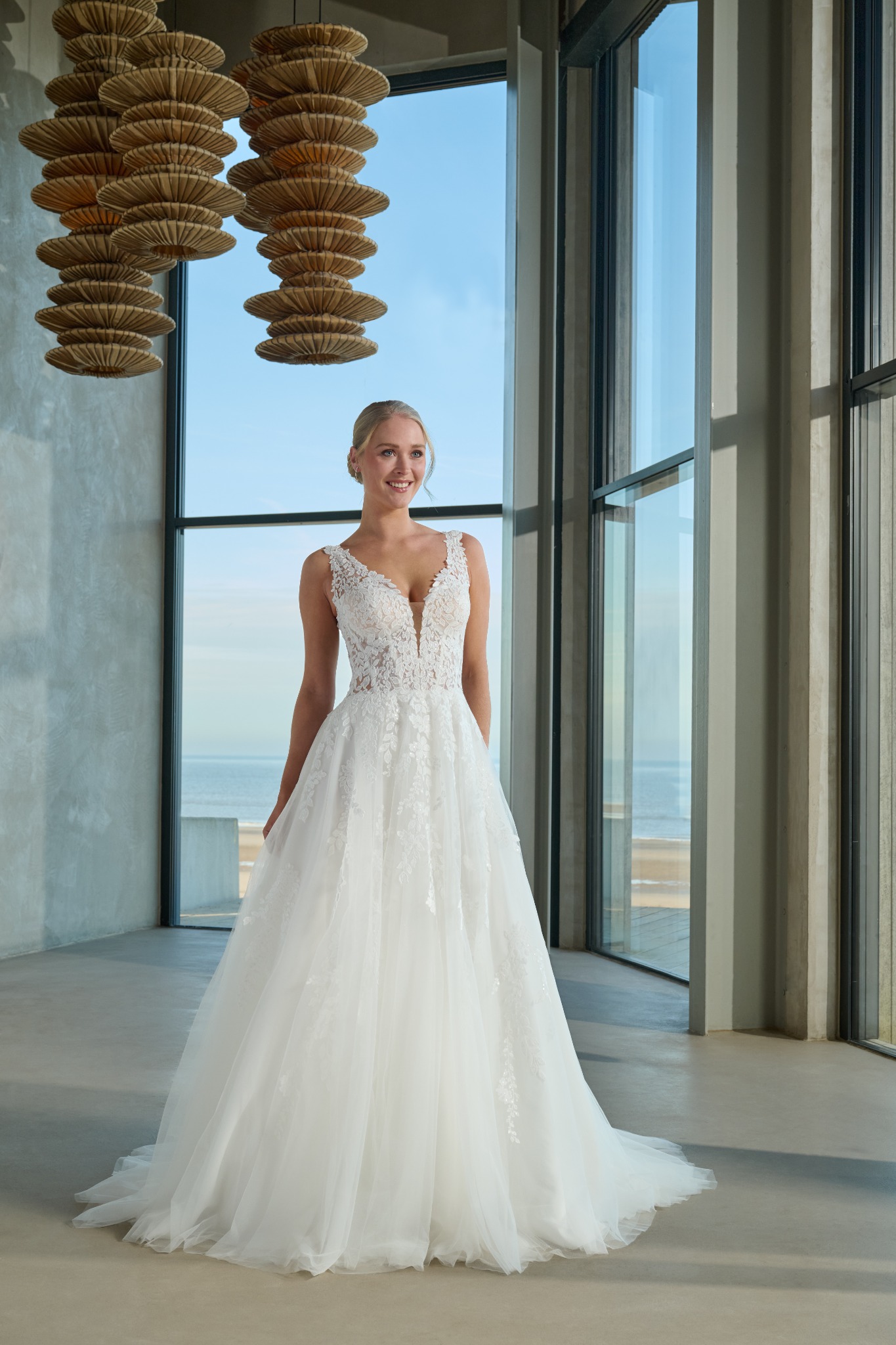 February A-Line brudekjole fra Azure set forfra i fuld figur