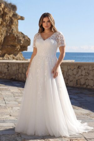 Fiene A-Line brudekjole fra Azure i Big Size set forfra