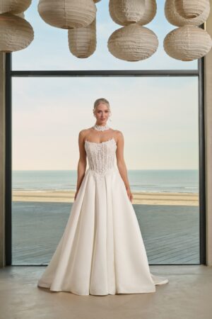 Fumiko Ball Gown brudekjole fra Azure set forfra i fuld figur
