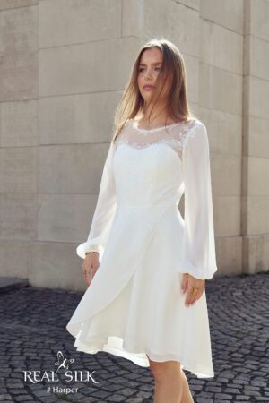 Harper konfirmationskjole fra Real Silk set forfra i fuld figur
