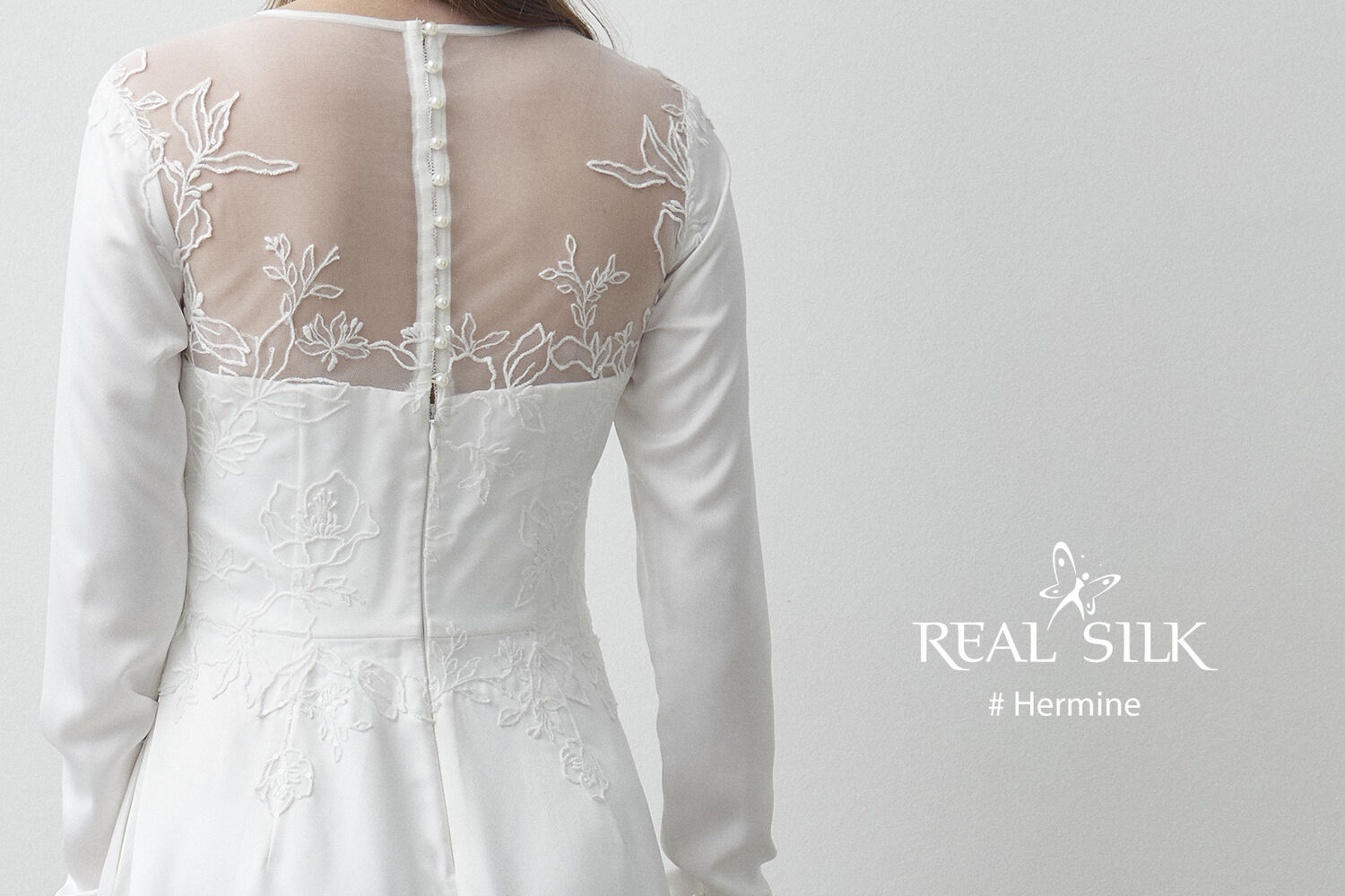 Hermine konfirmationskjole fra Real Silk med blondedetaljer på ryggen