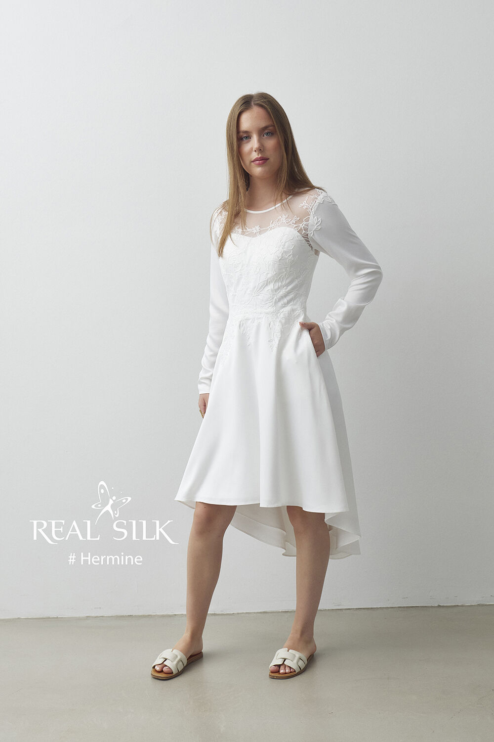 Hermine konfirmationskjole fra Real Silk set forfra i fuld figur