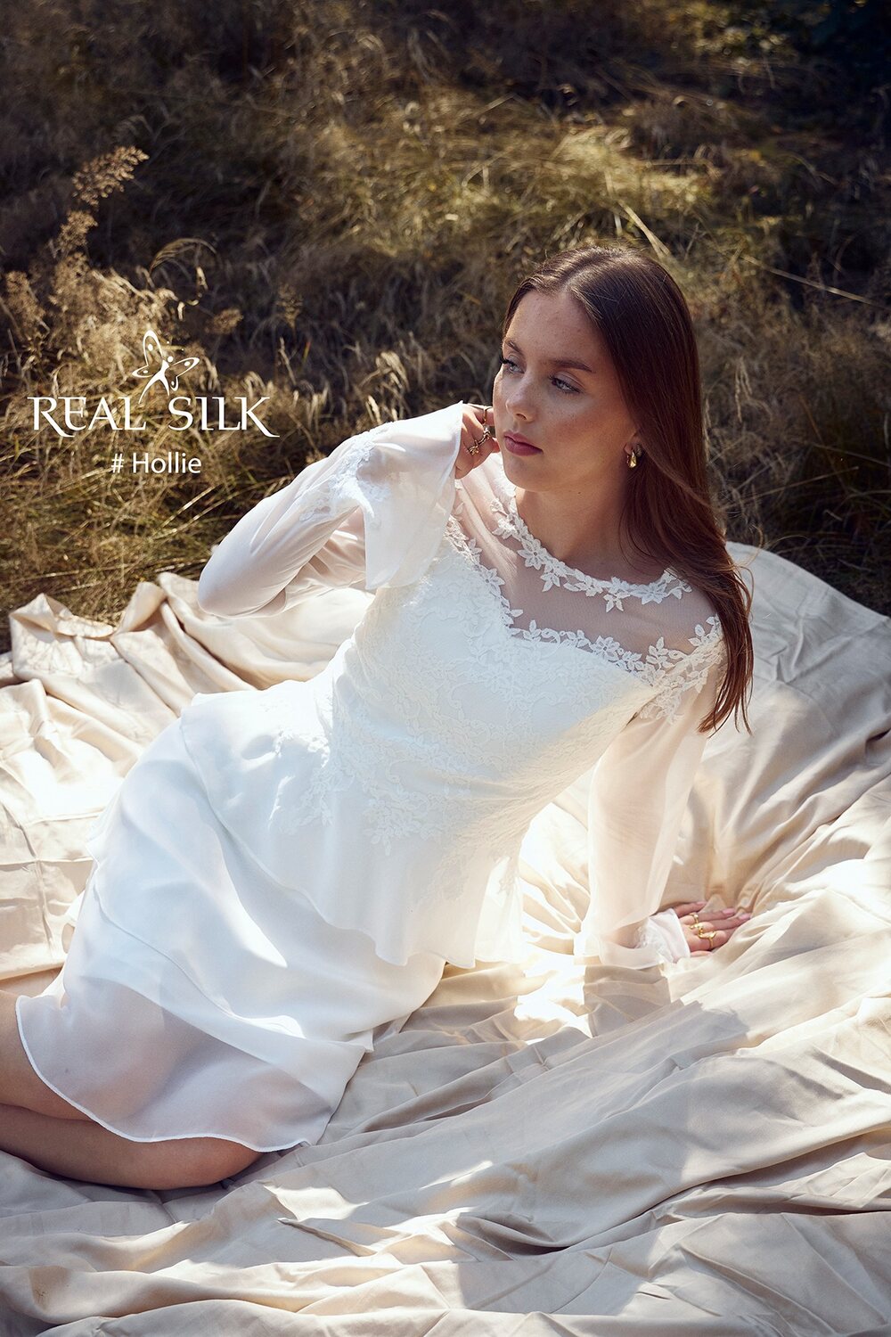 Hollie konfirmationskjole fra Real Silk siddende