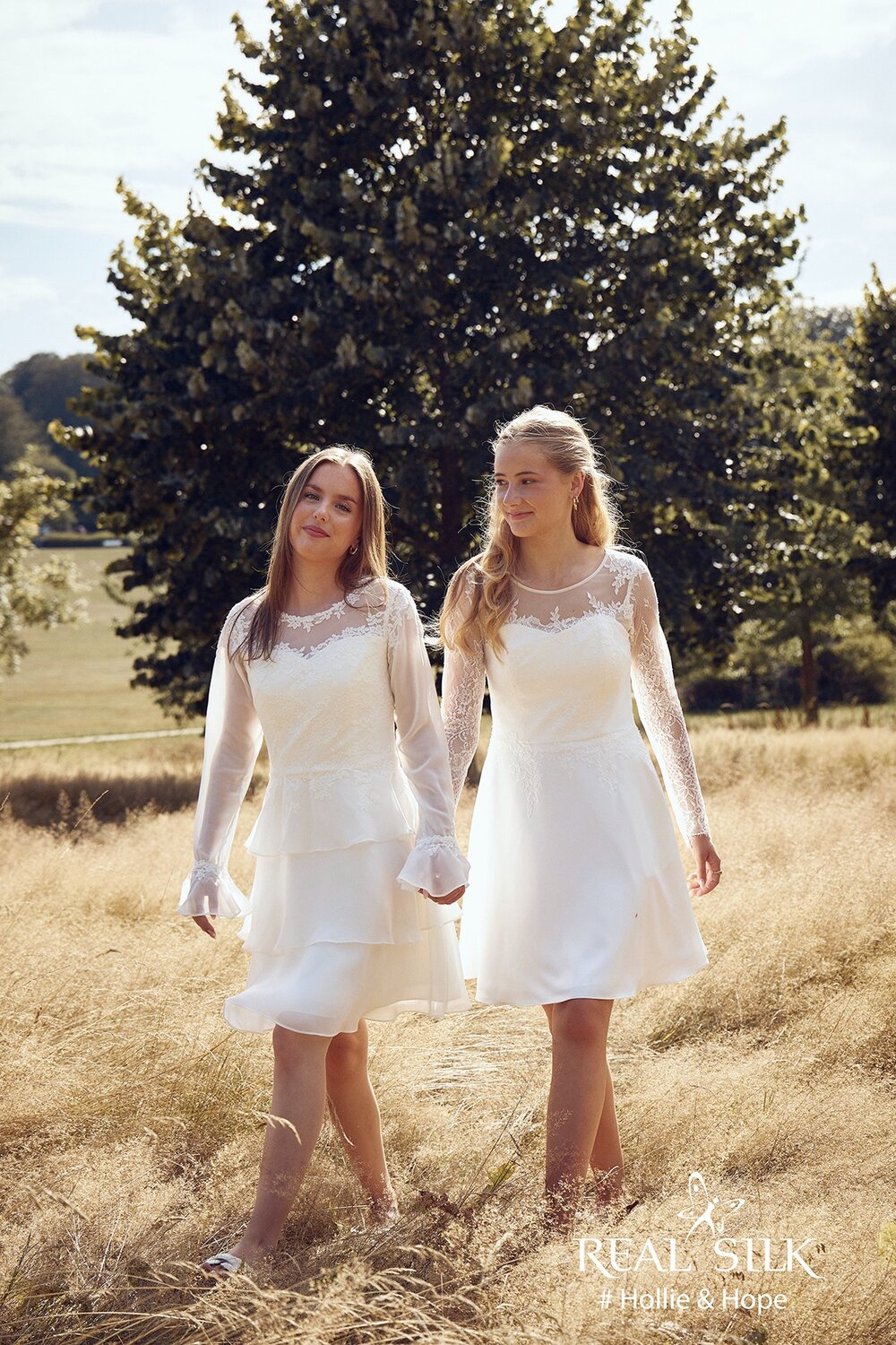 Hollie og Hope konfirmationskjoler fra Real Silk i naturen