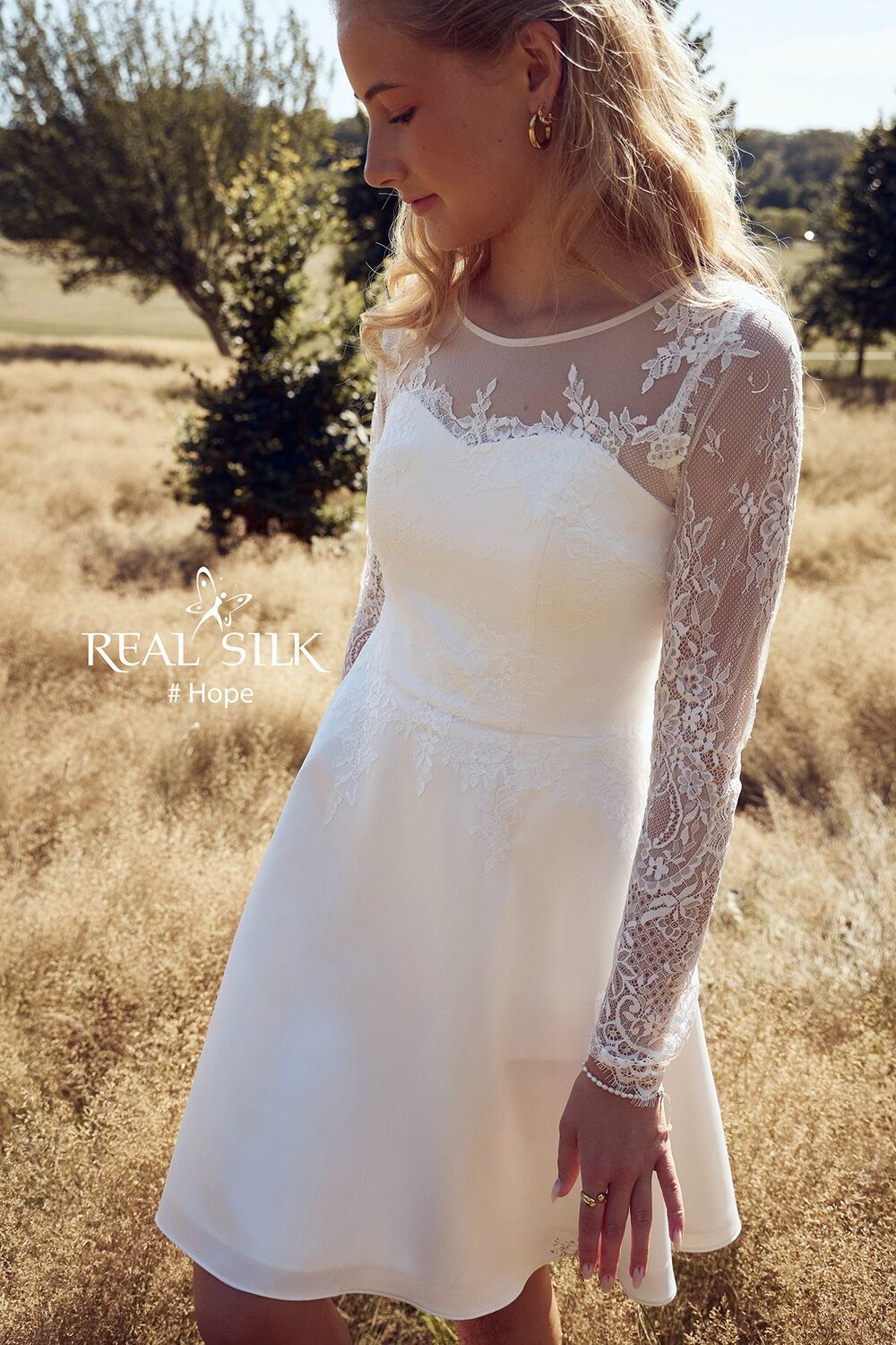 Hope konfirmationskjole fra Real Silk med blondedetaljer