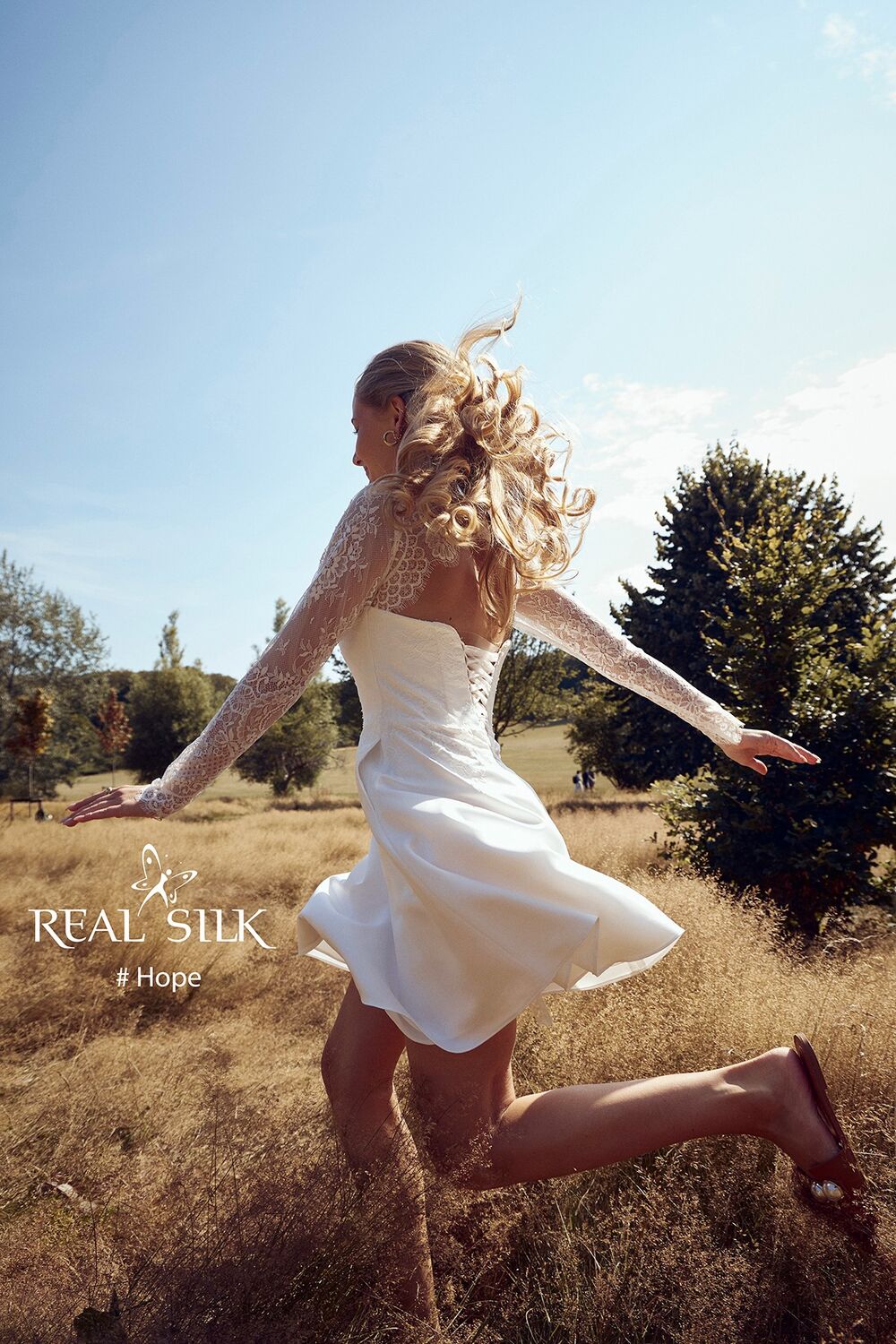 Hope konfirmationskjole fra Real Silk i naturen