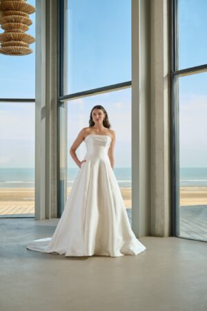 Isley Ball Gown brudekjole fra Azure set forfra i fuld figur