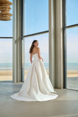 Isley Ball Gown brudekjole fra Azure set bagfra med knaprække og slæb