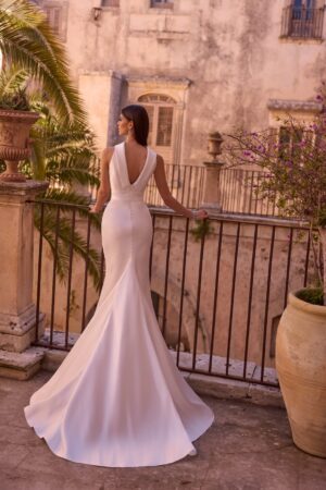 18818 Fit & Flare brudekjole fra Mori Lee – bagfra med slæb