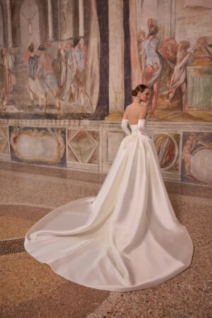 63317 Ball Gown brudekjole fra Mori Lee – bagfra med langt slæb