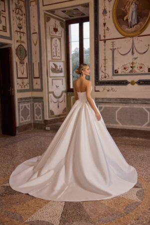 63329 Ball Gown brudekjole fra Mori Lee – bagfra med langt slæb